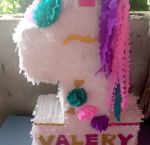 Piñata en forma del número 1 con temática de unicornio
